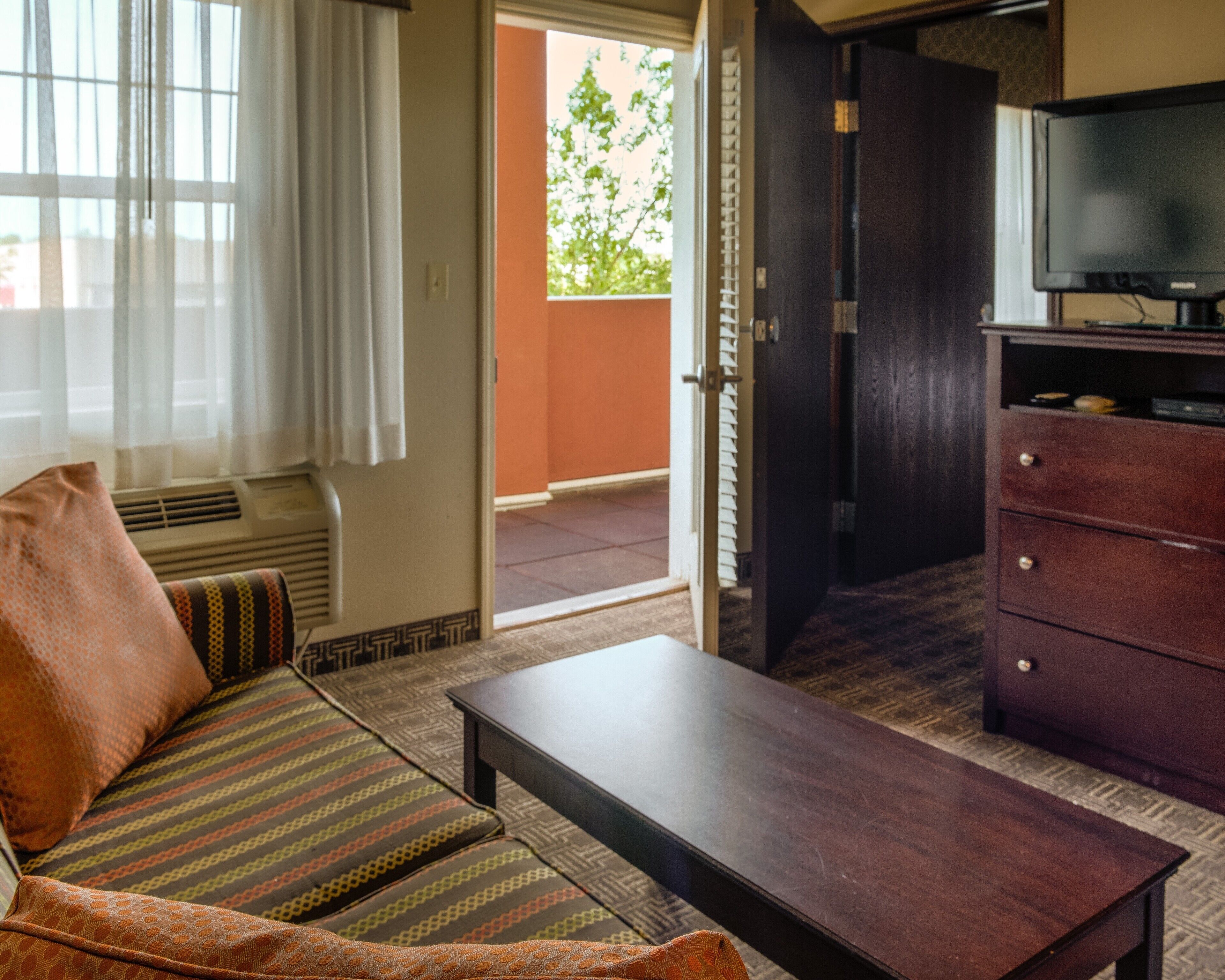 Phòng Suite, 2 giường cỡ queen, không hút thuốc (Efficiency,Upgrade) | Bàn, khu vực làm việc phù hợp cho laptop, màn/rèm cản sáng 