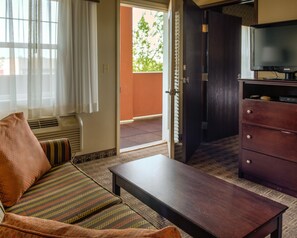 套房, 2 张大床, 无烟房 (Efficiency,Upgrade) | 办公桌、笔记本电脑工作区、遮光窗帘、熨斗/熨衣板