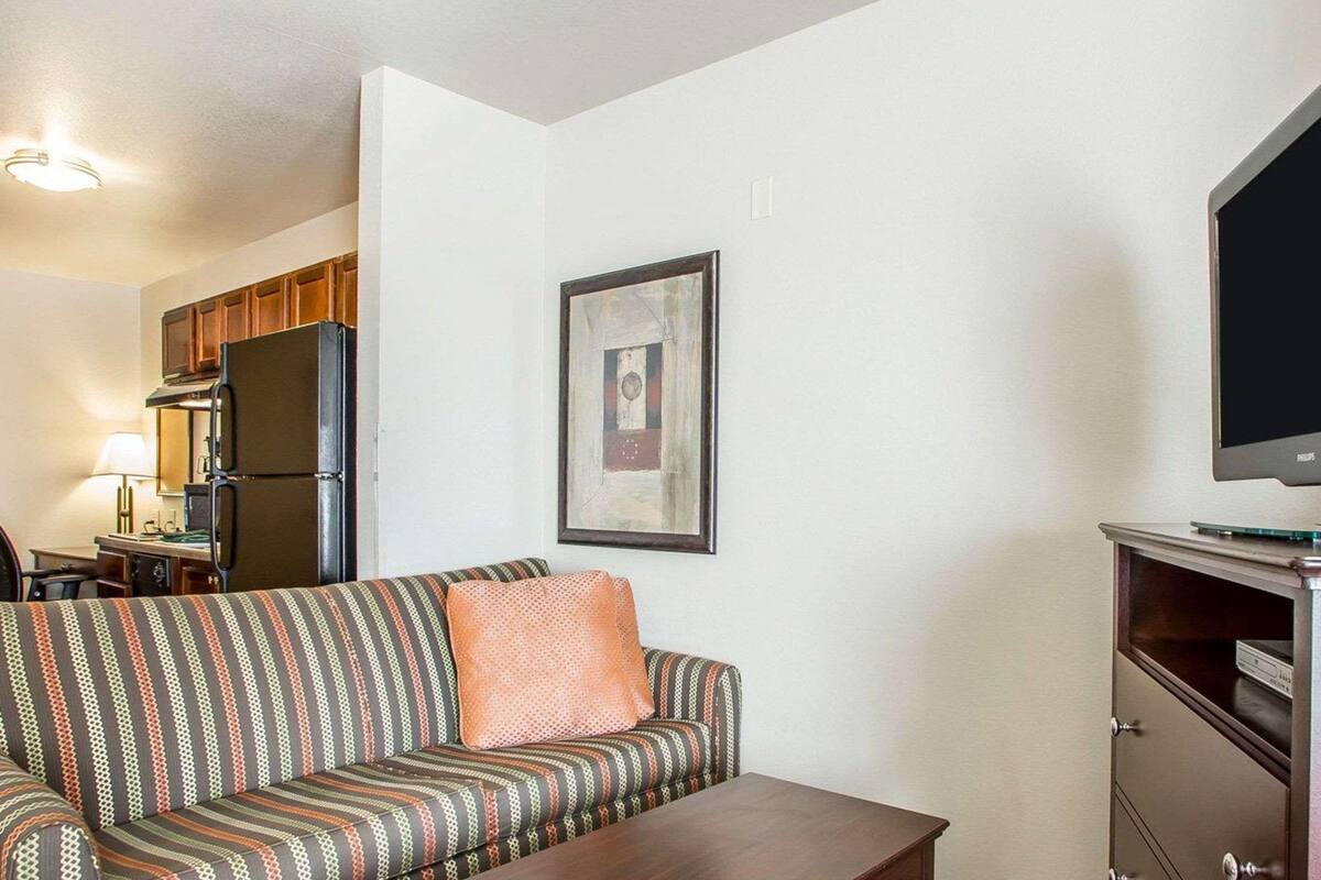 1 bedroom, desk, laptop workspace, blackout curtains