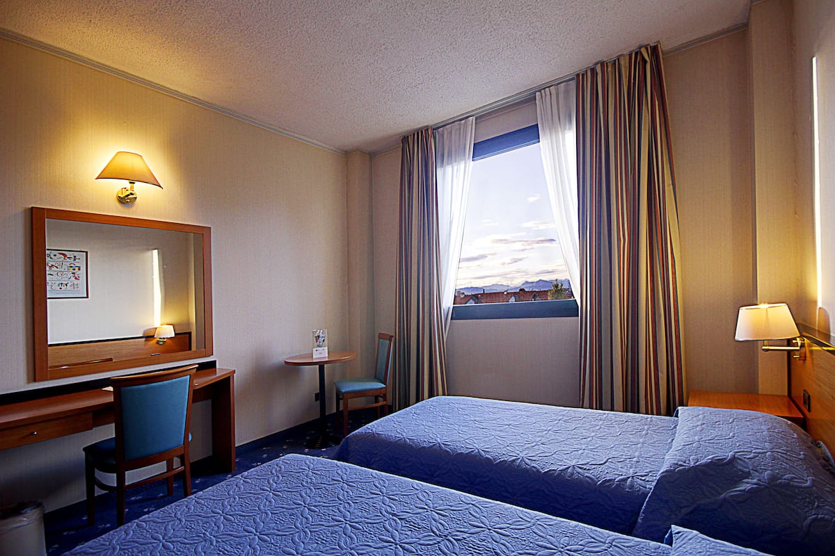 Minibar, caja de seguridad en la habitación y escritorio