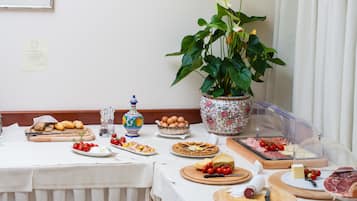 Sarapan prasmanan setiap hari (EUR 13.00 per orang)