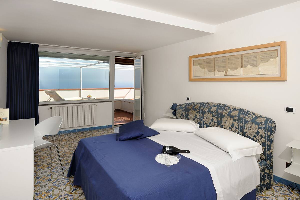Minibar, in-room safe, desk, free WiFi