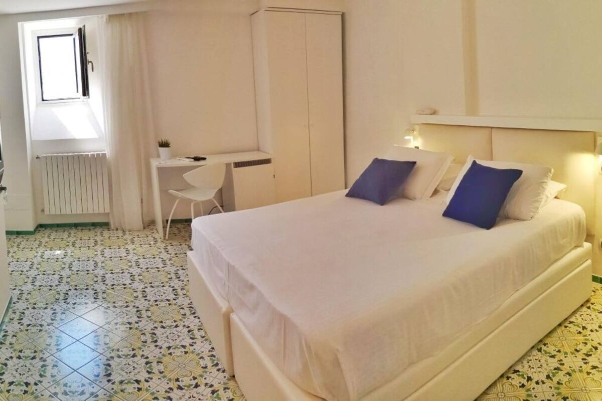 Minibar, in-room safe, desk, free WiFi