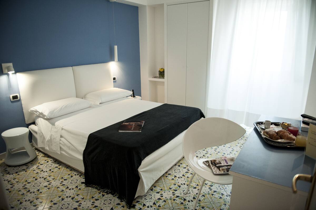 Minibar, in-room safe, desk, free WiFi