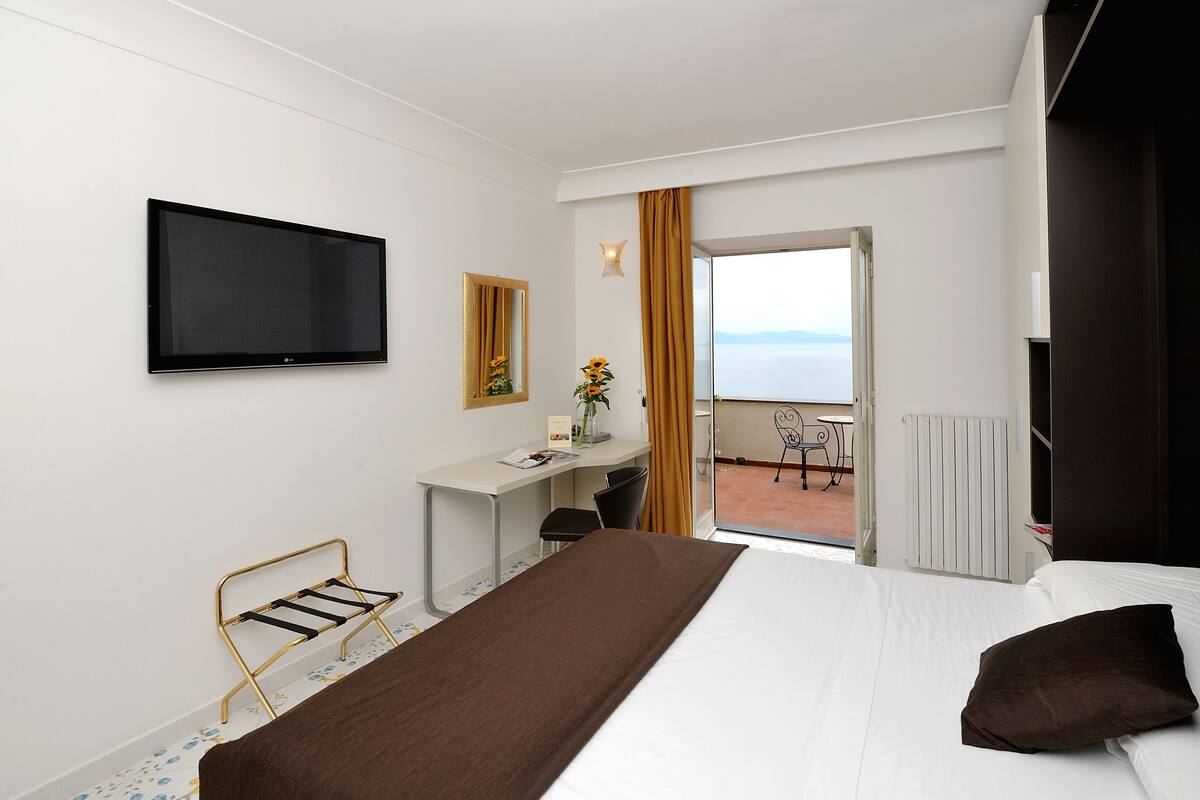 Minibar, in-room safe, desk, free WiFi