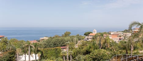 Ein Resort mit Poolbereich, Palmen und Meerblick.