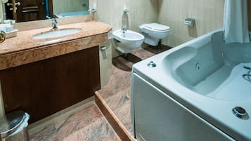 Artículos de tocador gratuitos, secador de pelo, bidet, toallas