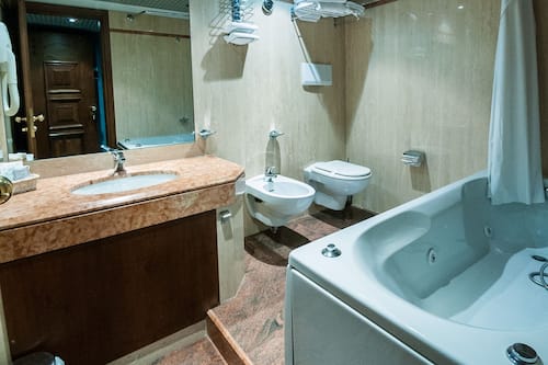 Gratis toiletartikelen, een haardroger, een bidet, handdoeken
