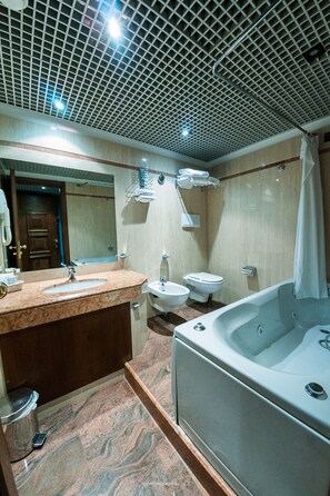 Amenidades de baño gratuitas, secadora de cabello, bidet, toallas 