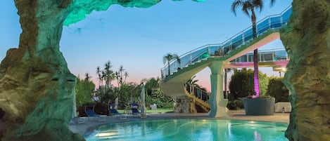 Indoor pool, seasonal outdoor pool, sun loungers