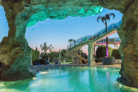 Una piscina techada, una piscina al aire libre de temporada