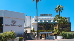 A hotel with a sign reading "Sola Madame Lillie" and another sign above it that says "HOTEL". - Hotel Residence Arcobaleno (Palmi)