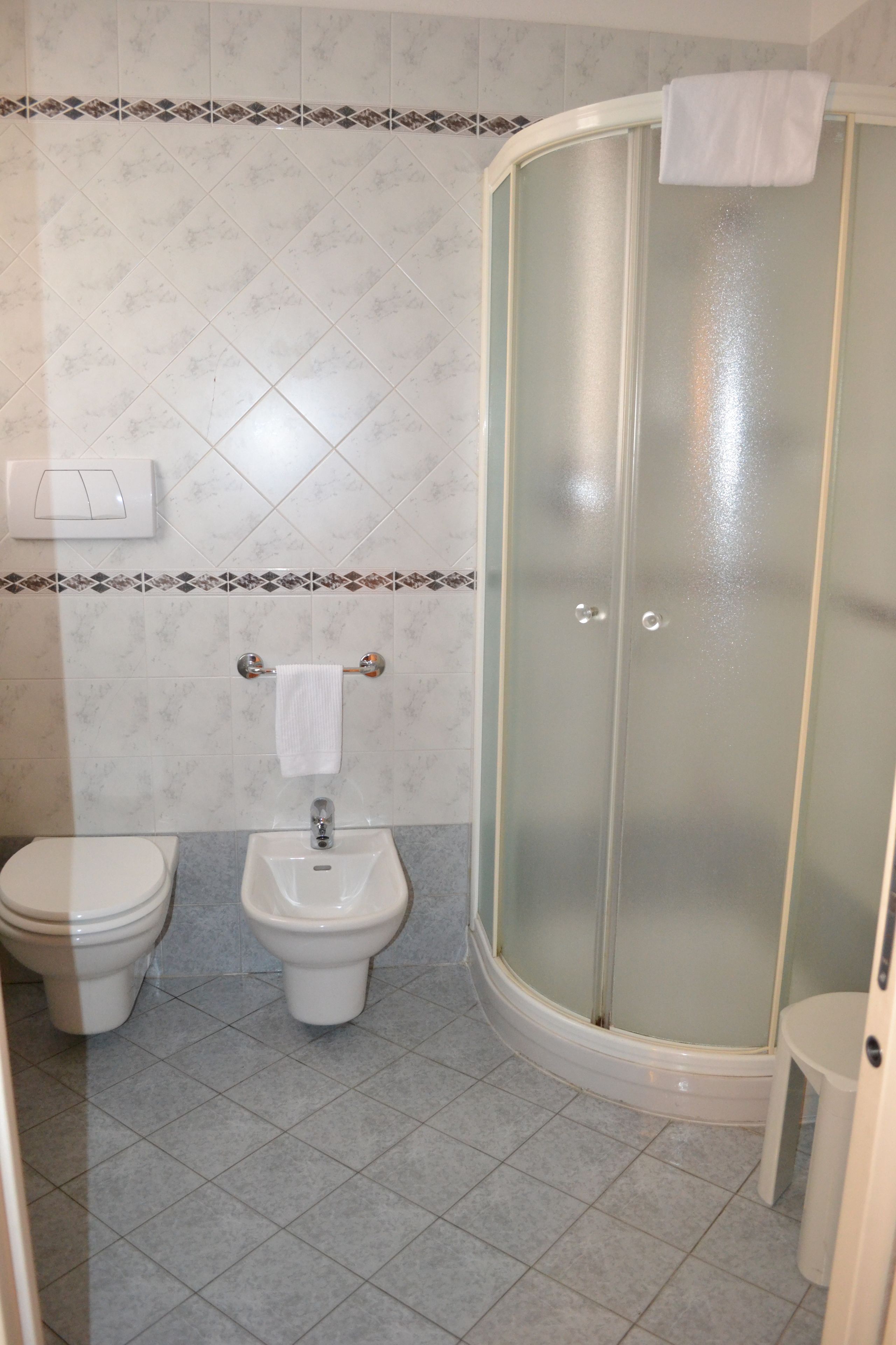 double room | bathroom | combined shower/bathtub, jetted bath, free toiletries, hair dryer