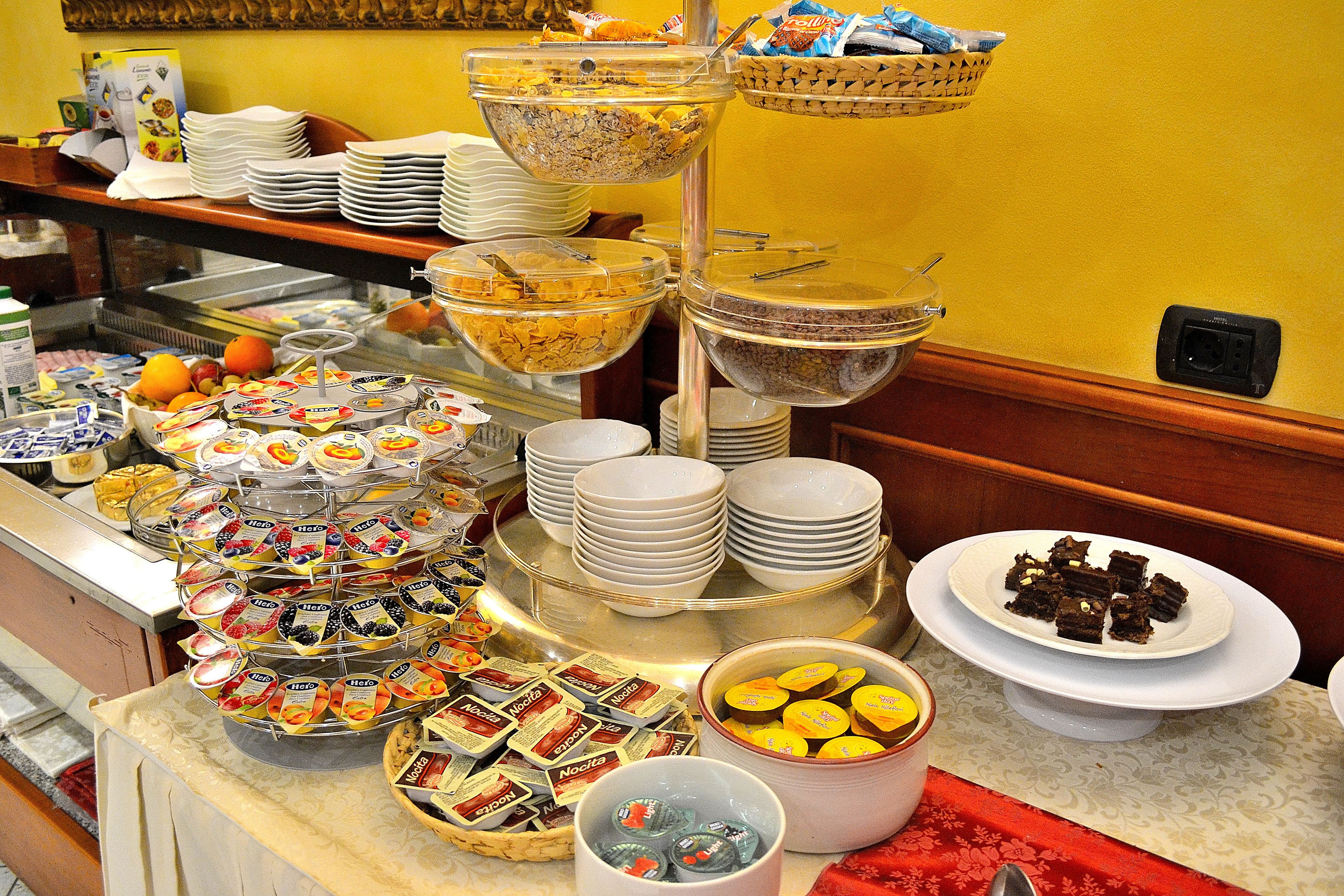 Daily continental breakfast (EUR 7 per person)