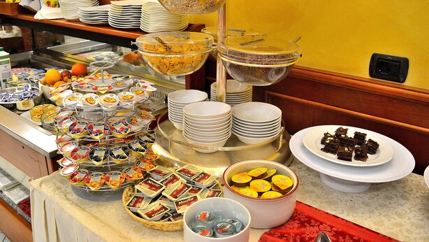 Een buffet met diverse gerechten en een koffiehoek.