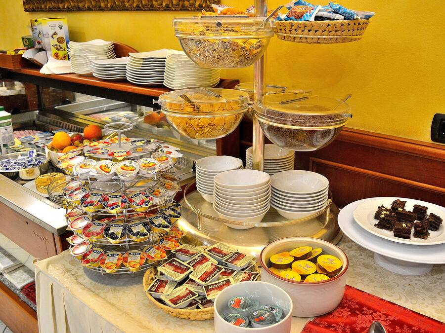 Daily continental breakfast (EUR 7 per person)