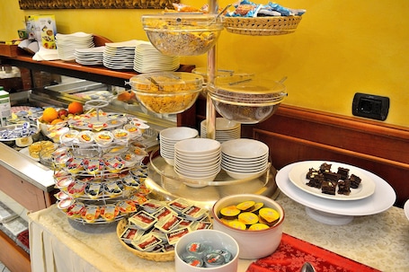 Daily continental breakfast (EUR 7 per person)