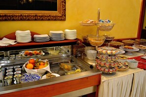 Daily continental breakfast (EUR 7 per person) - Hotel Tricolore (Reggio nell'Emilia)