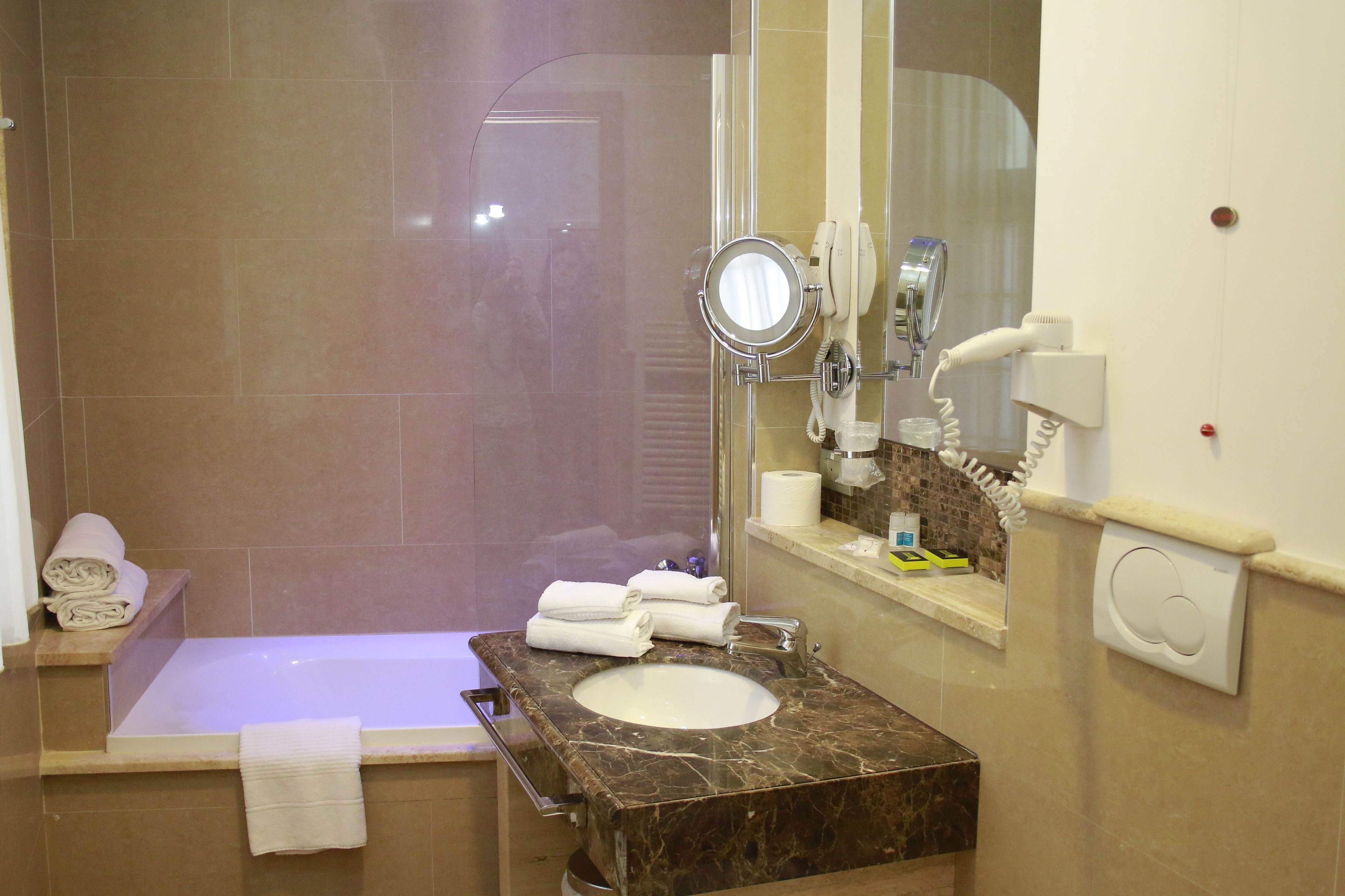 standard double room | bathroom | combined shower/bathtub, rainfall showerhead, free toiletries