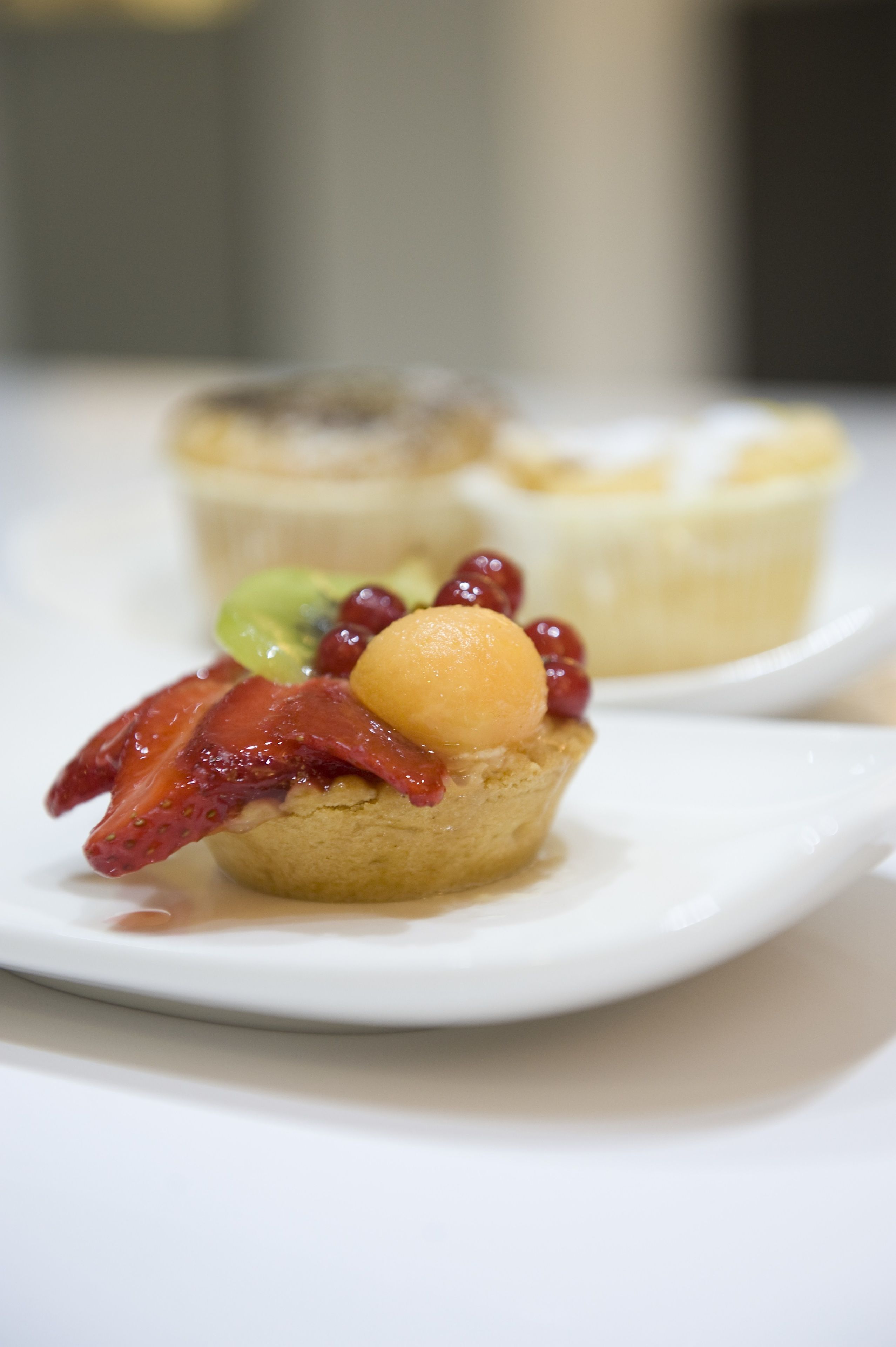 Ein Dessert mit Obstbeilage auf einem weißen Teller.