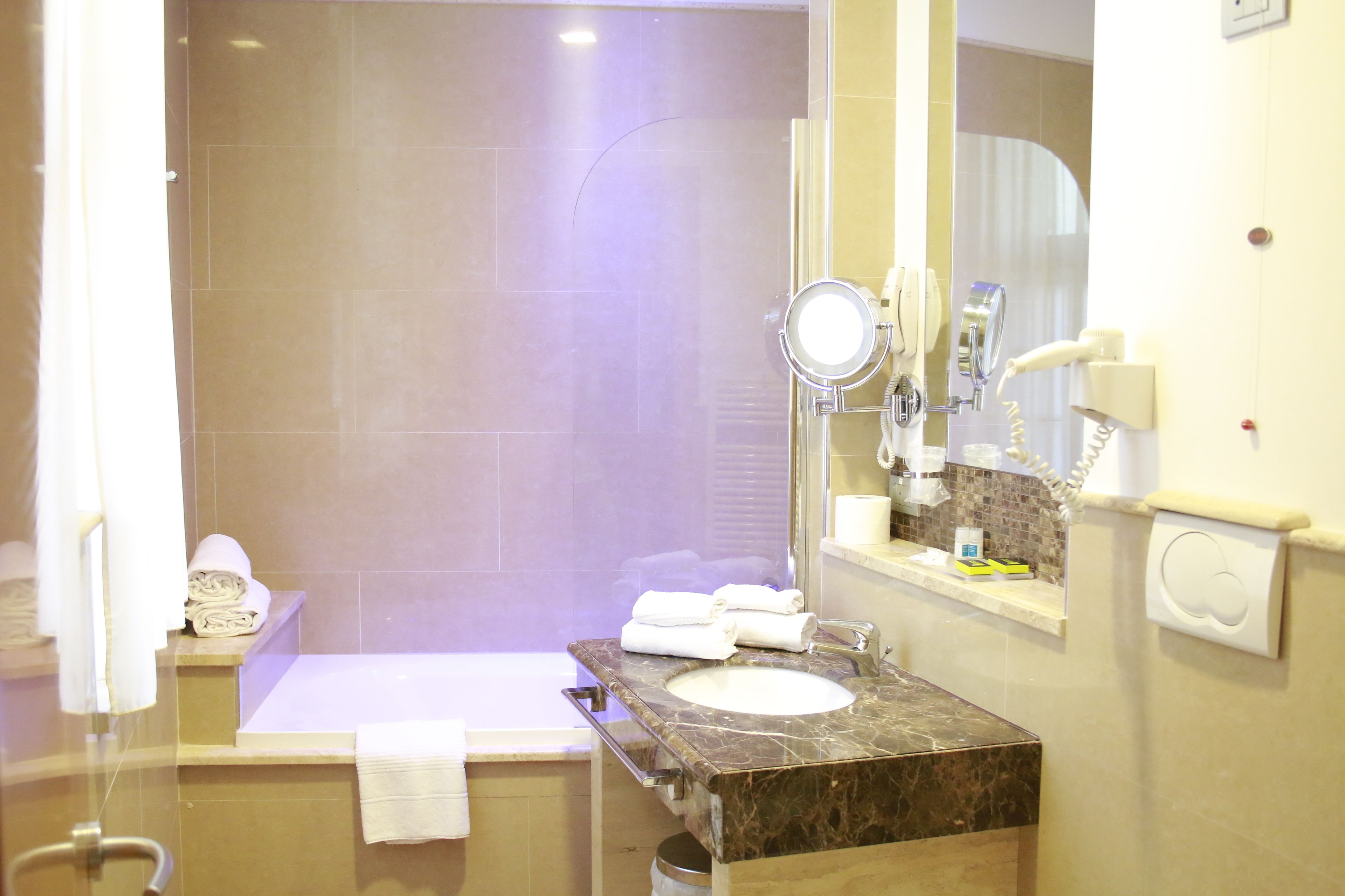 combined shower/bathtub, rainfall showerhead, free toiletries