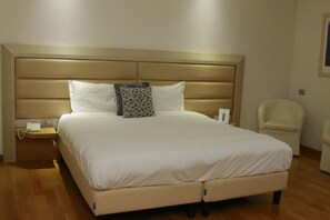 Combined shower/bathtub, rainfall showerhead, free toiletries - Palazzo Virgilio (Brindisi)