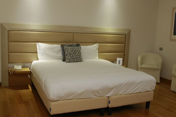 Combined shower/bathtub, rainfall showerhead, free toiletries