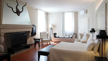 Junior Suite | 1 bedroom, hypo-allergenic bedding, minibar, in-room safe