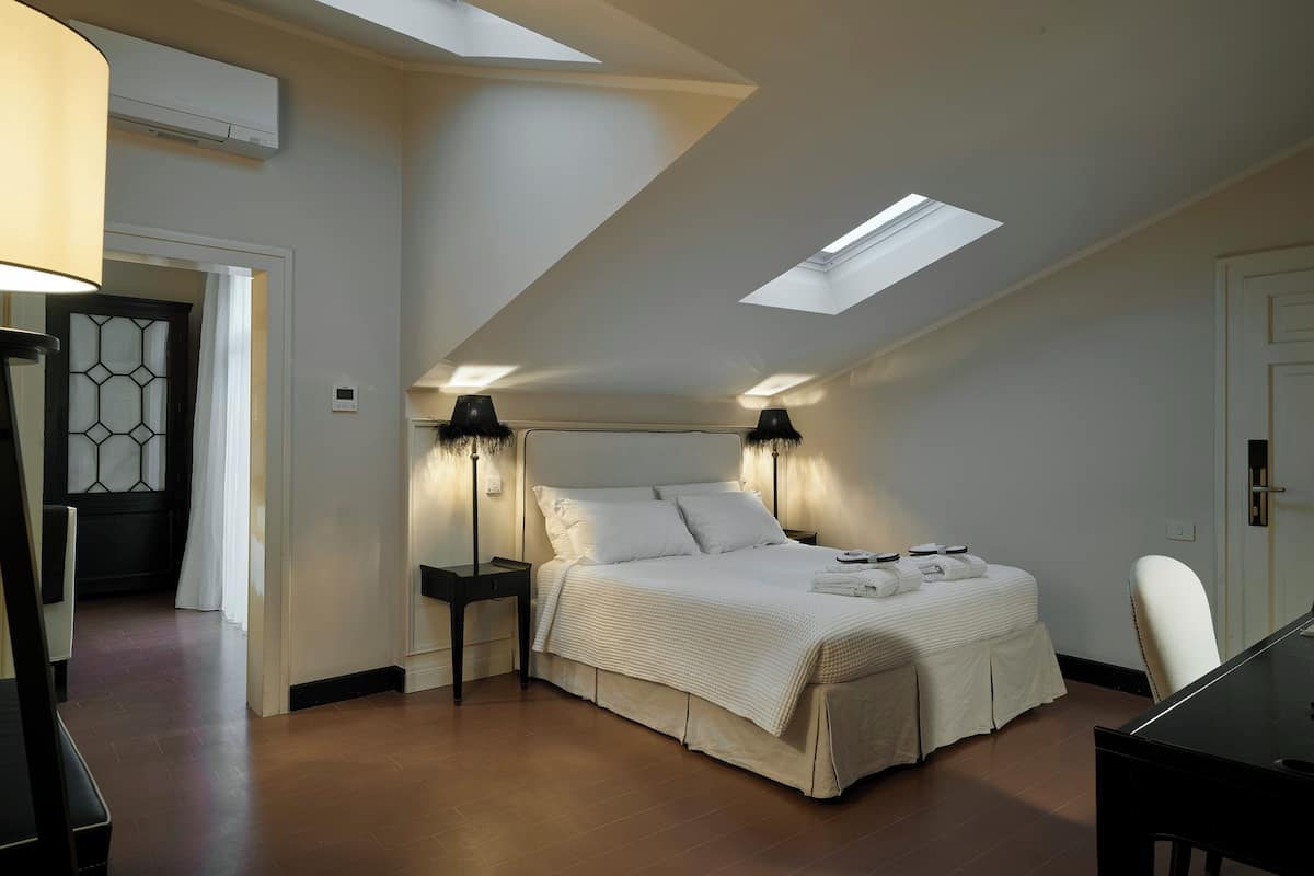 Phòng Suite dành cho gia đình, quang cảnh vườn | Bộ đồ giường kháng dị ứng, minibar, két bảo mật tại phòng, bàn 