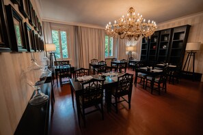 Tägliches Frühstücksbuffet (8.00 EUR pro Person)