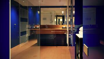 Family Suite, Garden View | Bathroom | Free toiletries, hair dryer, bidet, towels