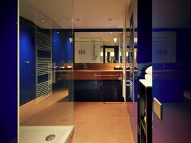 Suite familiare, vista giardino | Bagno | Set di cortesia gratuito, asciugacapelli, pantofole, bidet