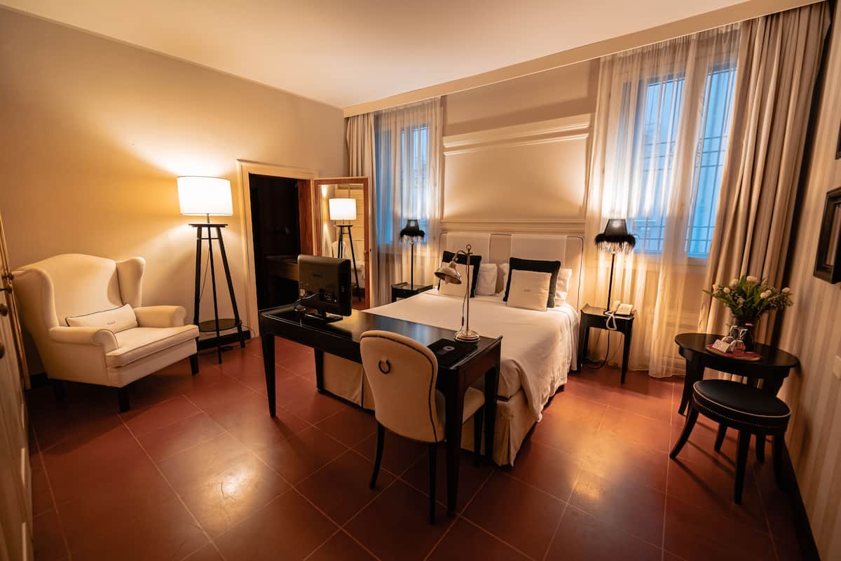 1 kamar tidur, minibar, brankas, dan didekorasi berbeda-beda