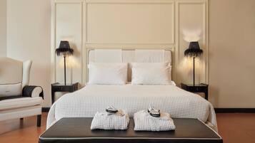 Junor Suite 1 | Hypo-allergenic bedding, minibar, in-room safe, individually decorated