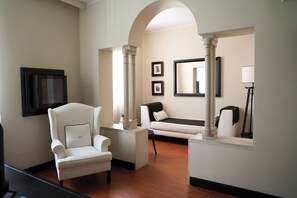 Rom – deluxe | Allergitestet sengetøy, minibar, safe på rommet og individuelt dekorert