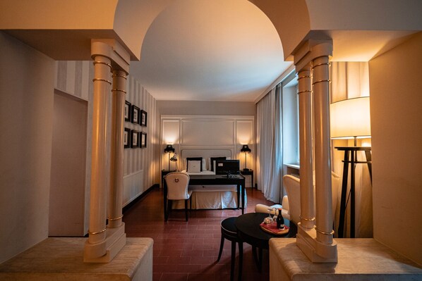 Deluxe Room | 1 bedroom, hypo-allergenic bedding, minibar, in-room safe