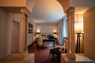 Deluxe Room | Hypo-allergenic bedding, minibar, in-room safe, individually decorated