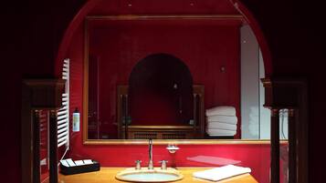 Familien-Suite | Badezimmer | Kostenlose Toilettenartikel, Haartrockner, Bidet, Handtücher