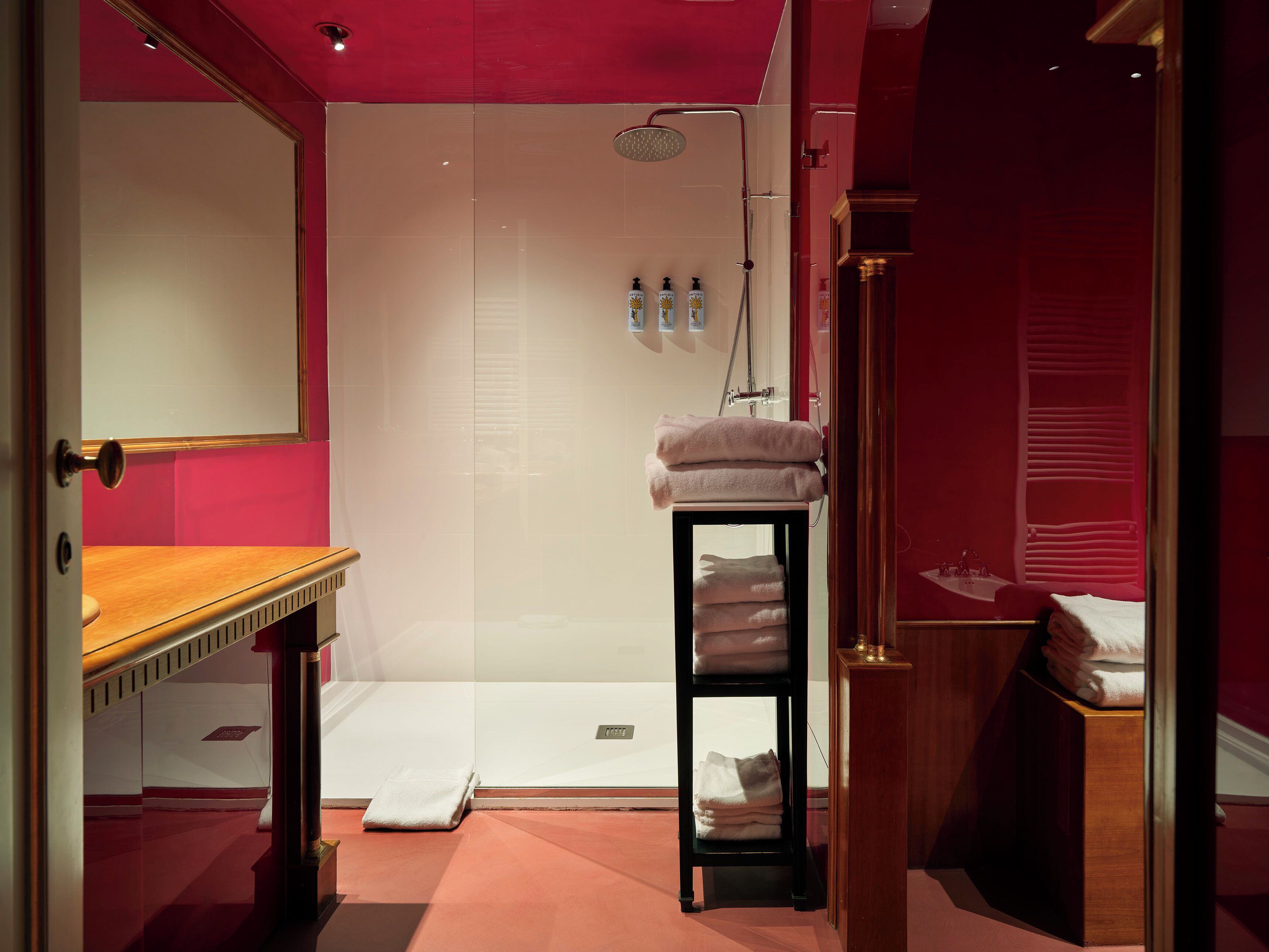 Un baño moderno con ducha, lavamanos y toallero.