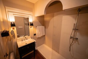 Deluxe Room | Bathroom | Free toiletries, hair dryer, bidet, towels