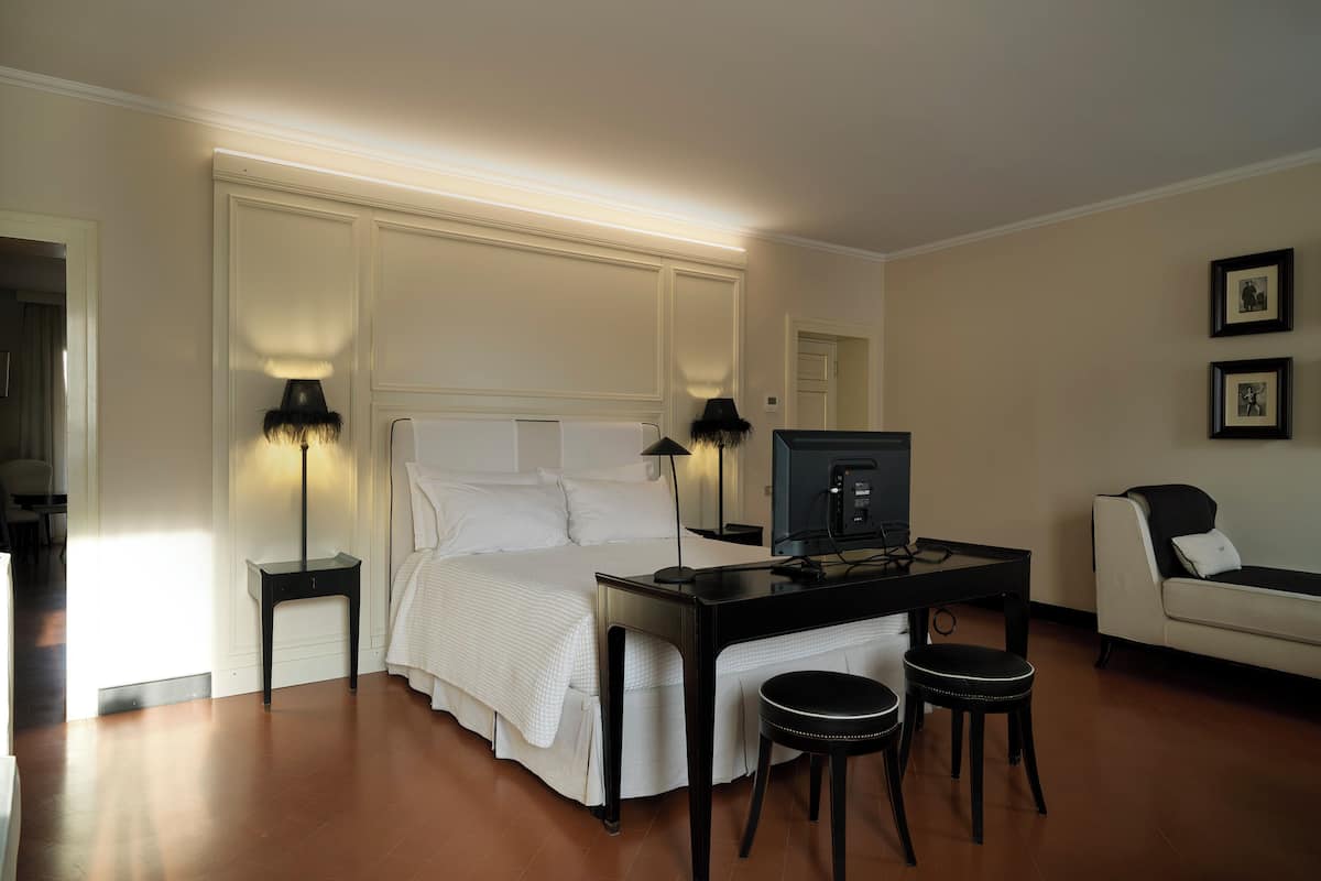 Phòng Suite Executive | Bộ đồ giường kháng dị ứng, minibar, két bảo mật tại phòng, bàn 