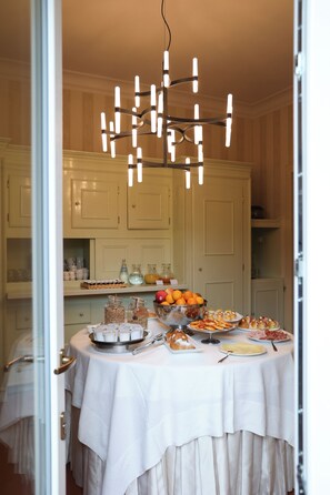 Colazione a buffet, servita tutte le mattine (10.00 EUR a persona)