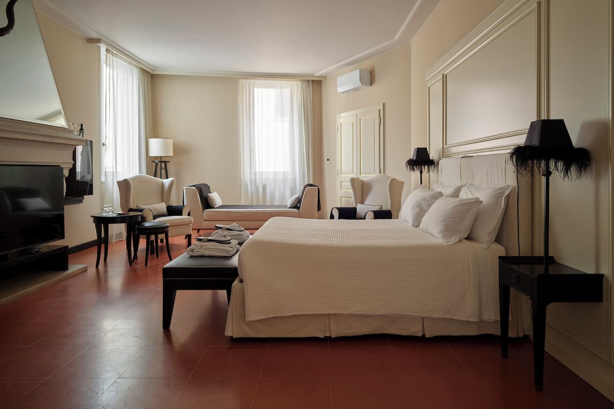 Junor Suite 1 | Bộ đồ giường kháng dị ứng, minibar, két bảo mật tại phòng, bàn 
