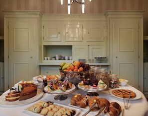 بوفيه فطور يوميًا بتكلفة قدرها (10.00 EUR للشخص)