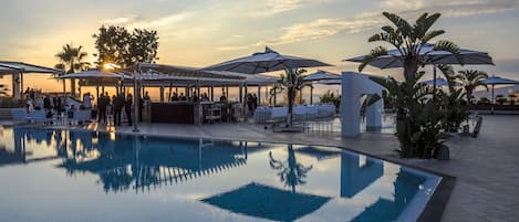 Piscine extérieure, parasols de plage, chaises longues