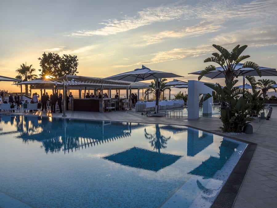 Piscina all'aperto, ombrelloni da piscina, lettini