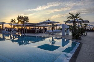 室外游泳池，池畔遮阳伞，日光浴躺椅