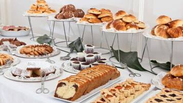 TĂ€gliches FrĂŒhstĂŒcksbuffet (10 EUR pro Person)