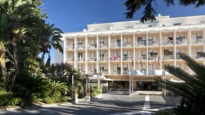 A multi-story hotel with balconies, a central entrance, and lush greenery around. - Grand Hotel Moon Valley (Vico Equense)