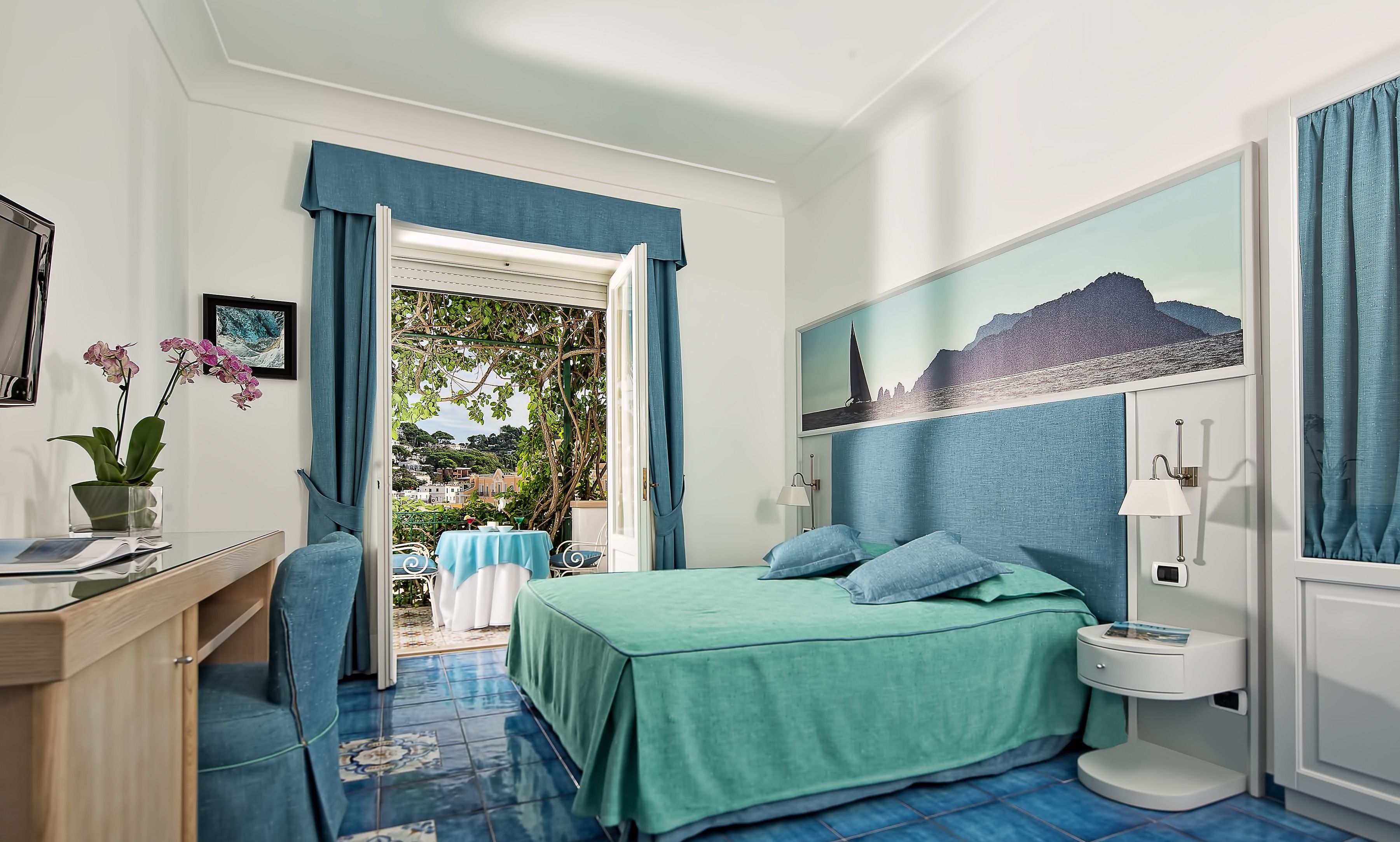 deluxe double room | minibar, in-room safe, desk, blackout curtains